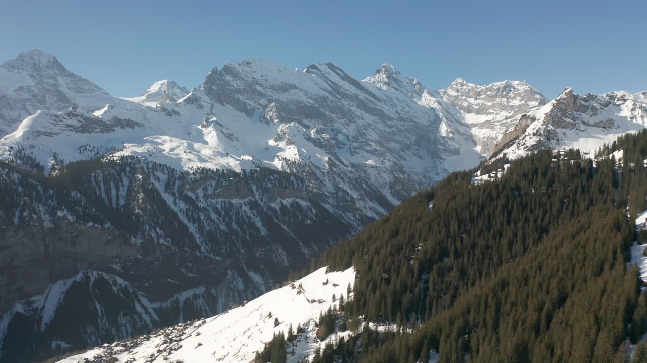 impresionante antena de bosque en la ladera de una montaña cubierta de nieve