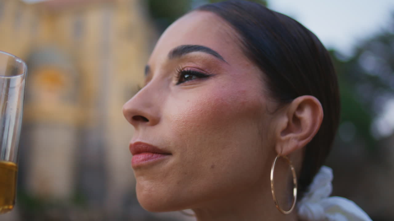 mujer disfrutando de una bebida al aire libre