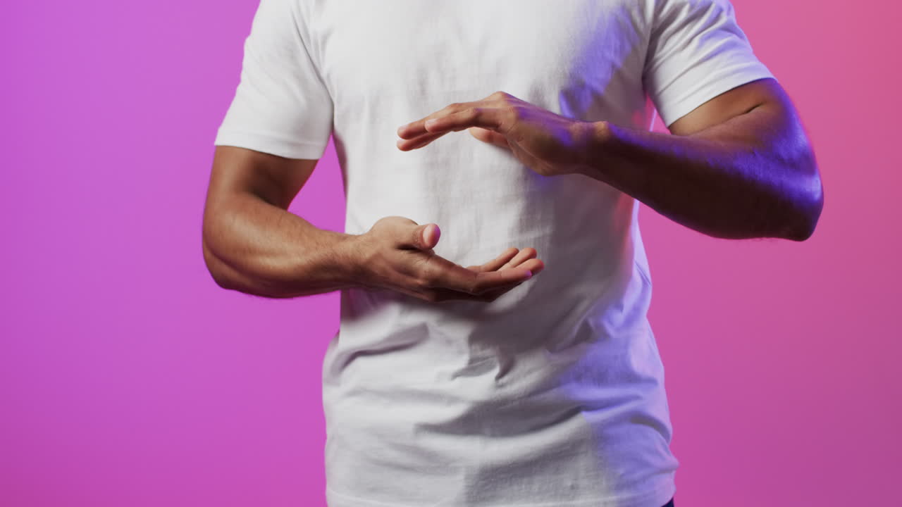 video de un hombre biracial usando una pantalla holográfica, copia el espacio