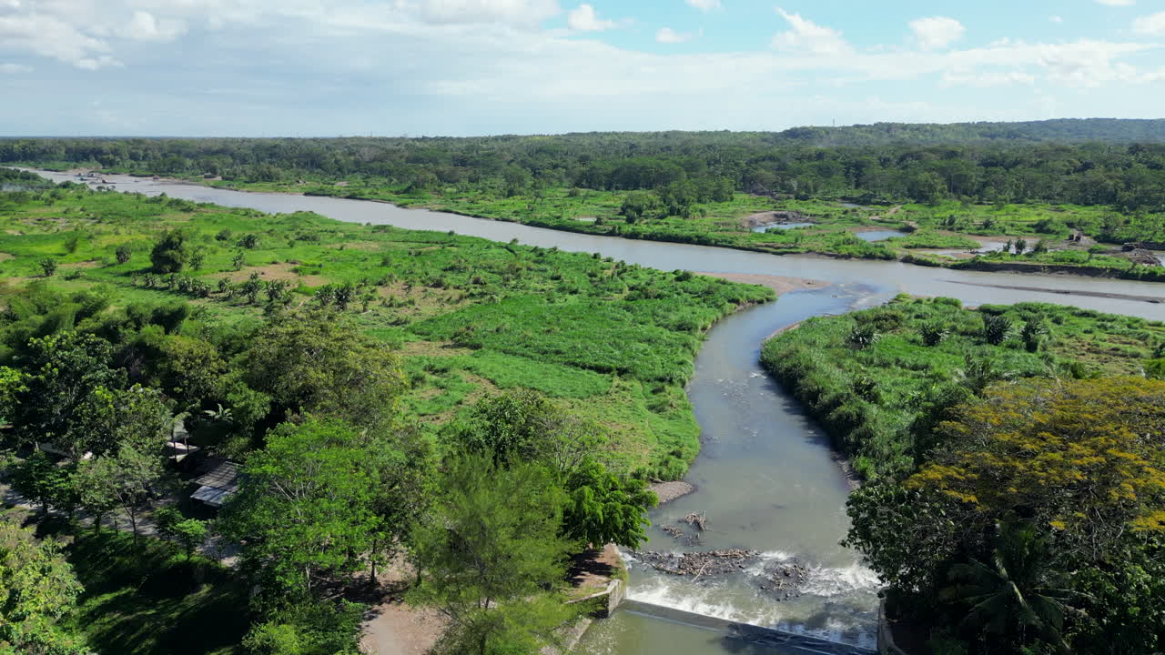 el arroyo rural desemboca en un río más grande cerca de yogyakarta, indonesia.