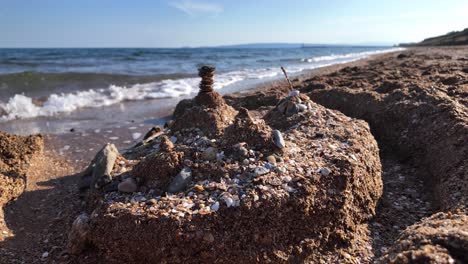 una playa de arena con olas que chocan contra la orilla