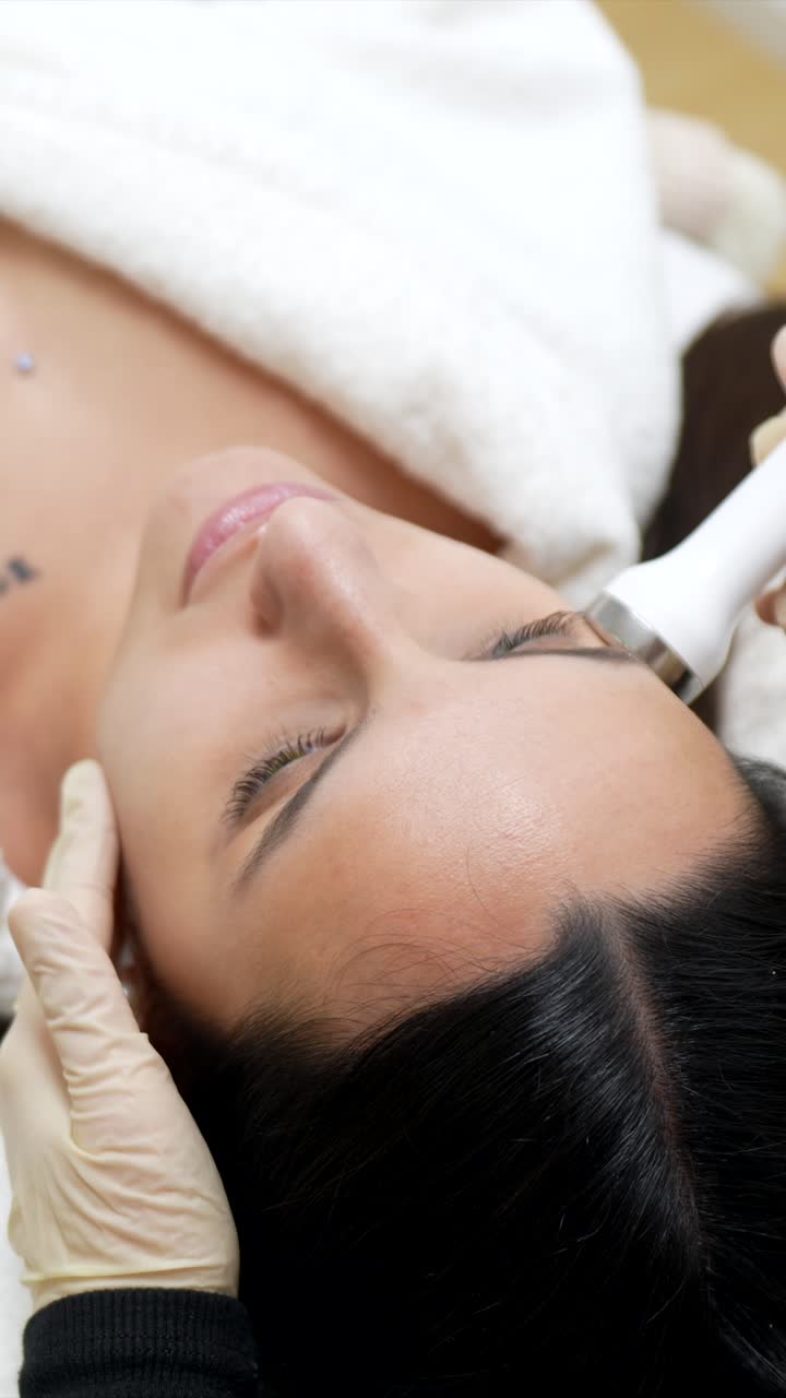Primer plano de mujer recibiendo tratamiento facial para el cuidado de la piel