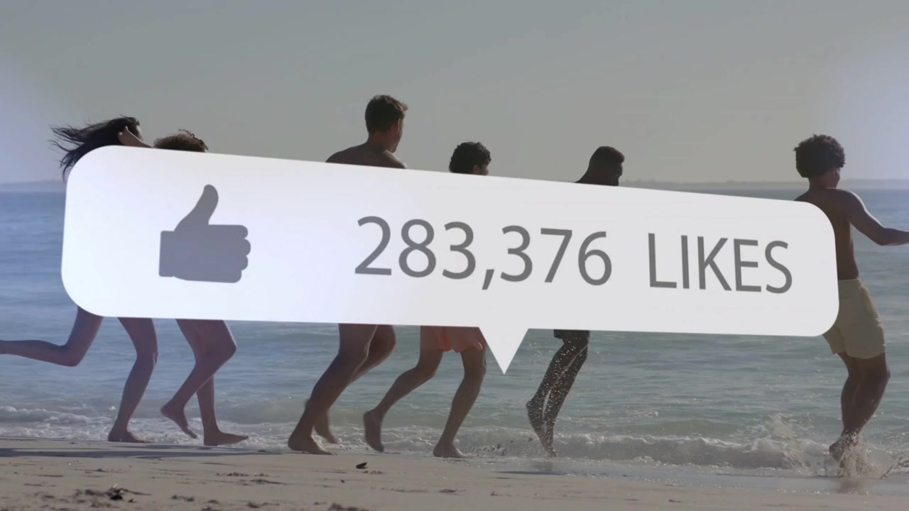 Sei adulti camminano e schizzano sulla riva mentre appare una bolla di social media, aumentando i like.