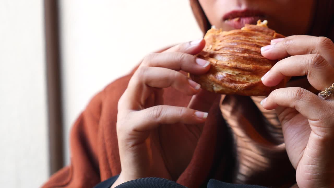 mujer comiendo un pastel