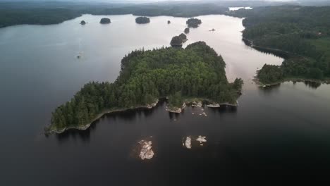 Antena-De-Pequeñas-Islas-En-El-Lago-En-Suecia