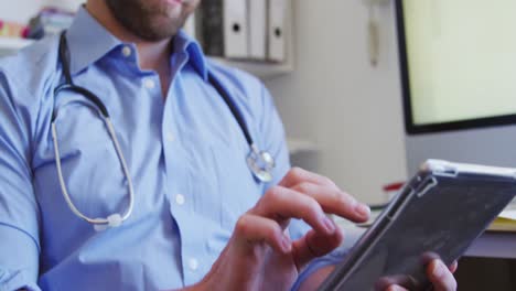 Doctor-Trabajando-Y-Usando-Tableta-Digital-En-Una-Casa-De-Retiro