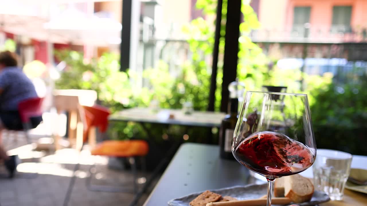 야외 식당 에서 와인 과 간식 을 즐기고 있다
