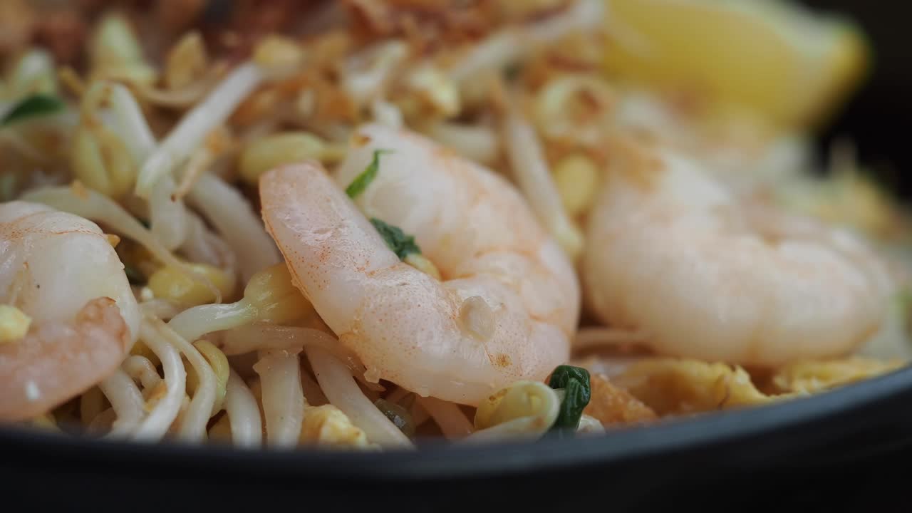 Nærbilde av Pad Thai med reker og bønnespirer.