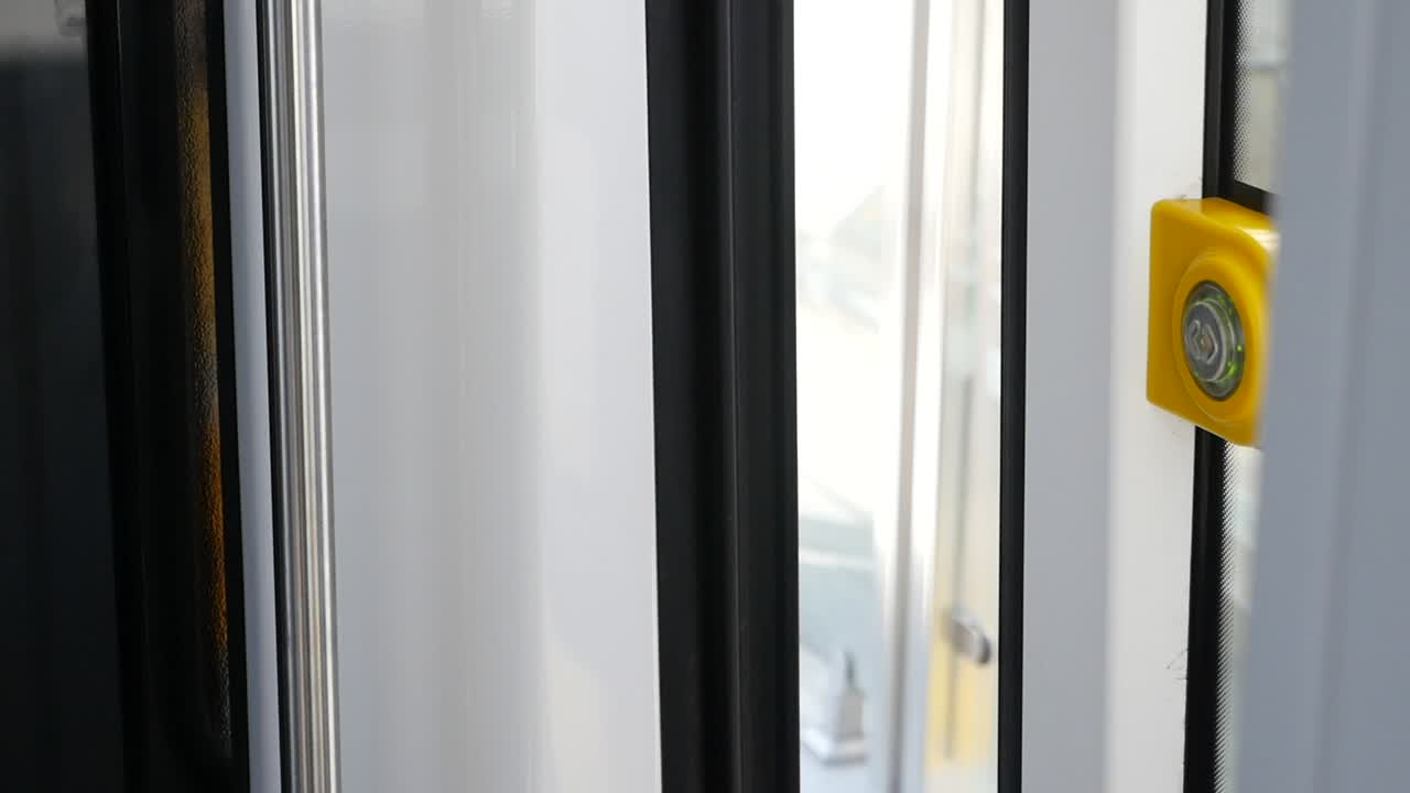 пассажир нажимает на кнопку экстренного вызова в общественном транспорте