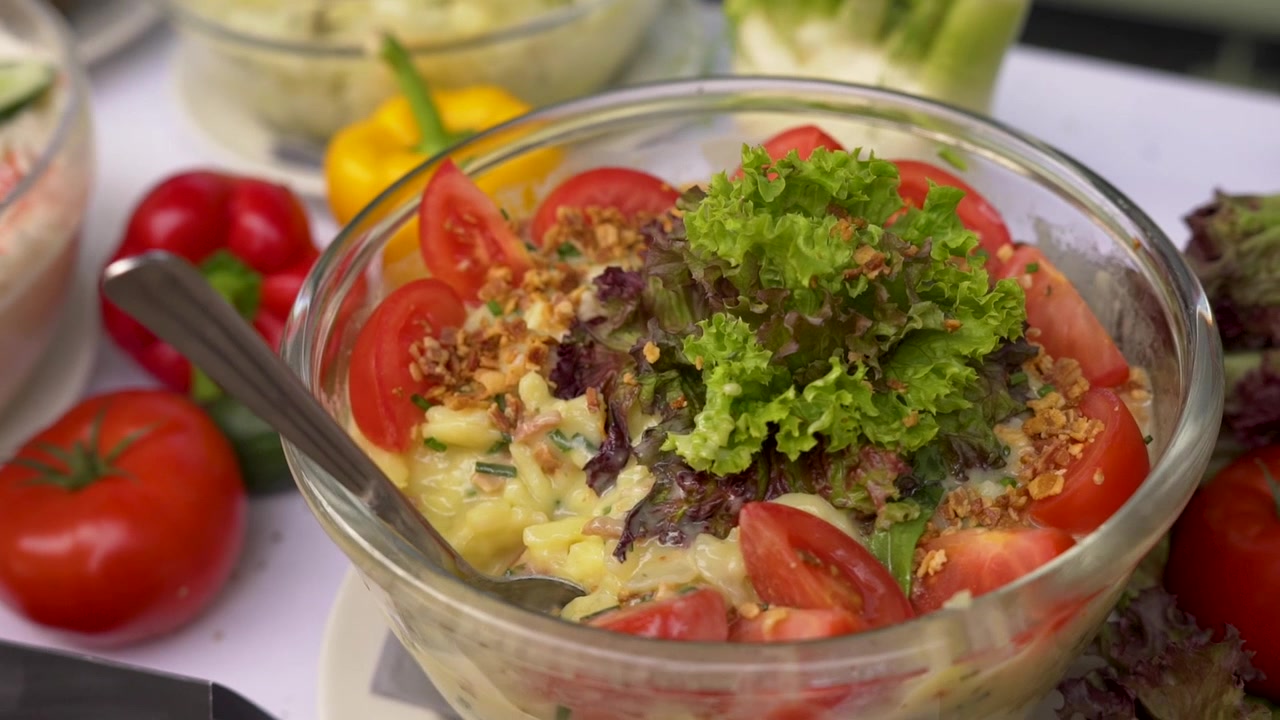 Ensalada fresca en un tazón. Tomates, lechuga, nueces y más
