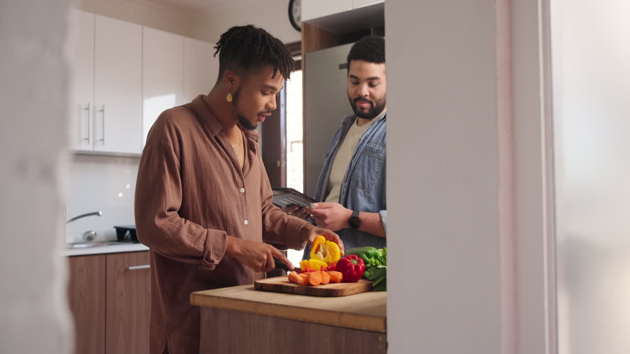 Coppia che cucina insieme in cucina