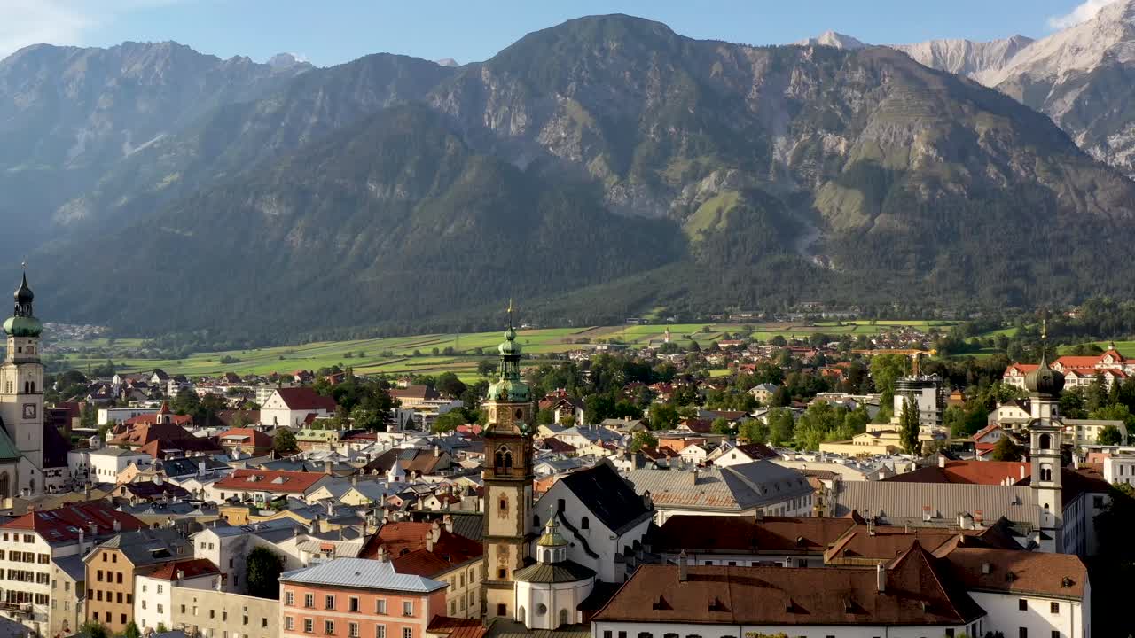 교회, 화려한 집, 탑, 일몰의 가을 풍경, 위에서 오스트리아 알프스 강, 오스트리아, 유럽이 있는 오스트리아의 산악 마을의 공중 전망