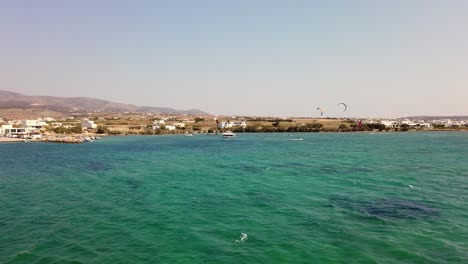 foto de seguimiento de kitesurfistas divirtiéndose en el mar