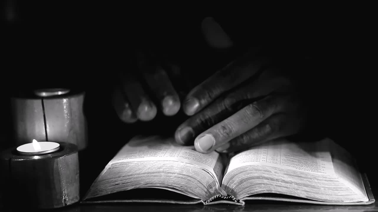 Prière à Dieu avec la Bible, adoration fidèle en communauté, séquences vidéo de stock