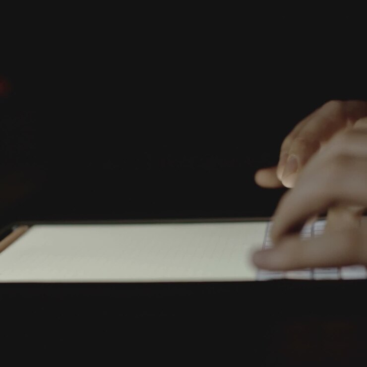 Uomo che naviga sul tablet