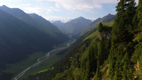 Vista-Aérea-De-Drones-Del-Espectacular-Valle-De-Karakol-En-El-Paisaje-Montañoso-De-Kirguistán