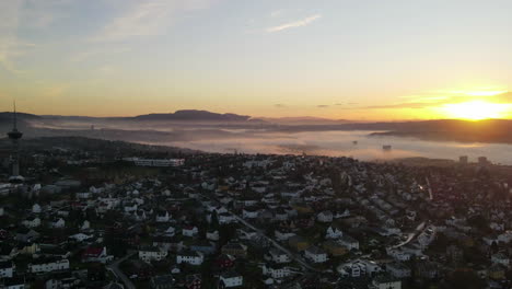 Hiperlapso-De-La-Ciudad-De-Trondheim,-Noruega-Desde-El-Cielo-Durante-La-Puesta-De-Sol