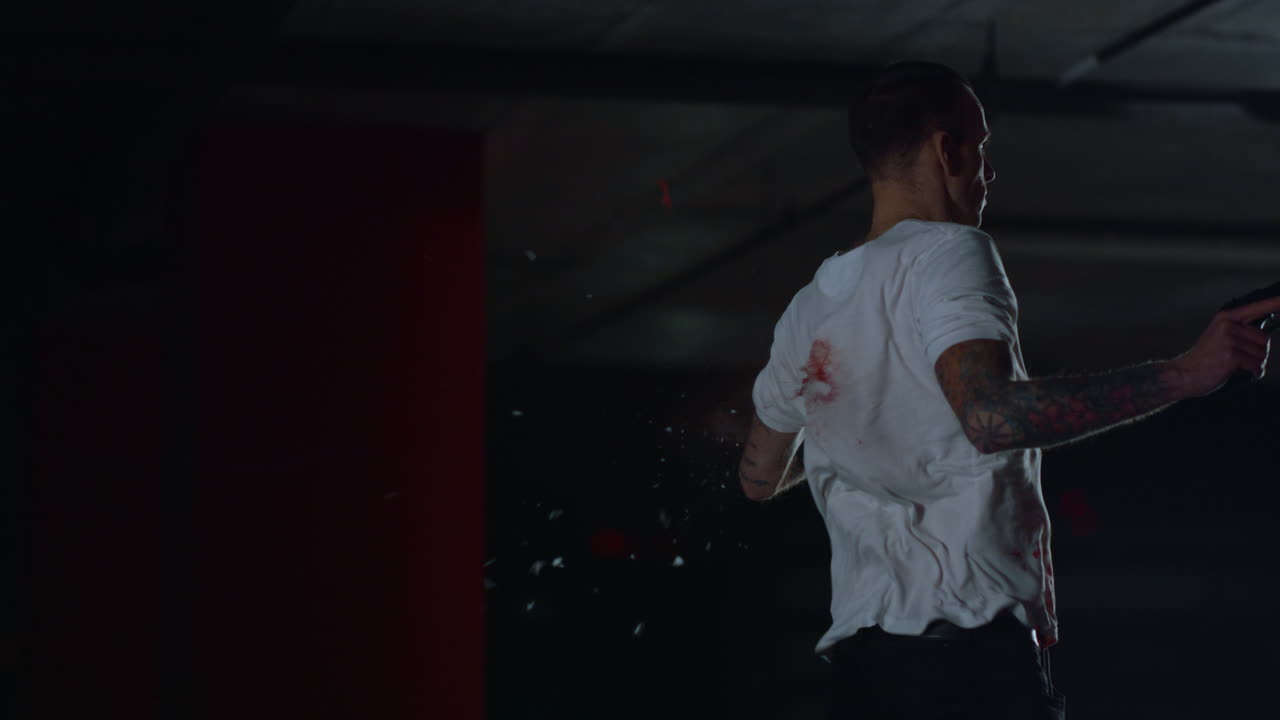 체포 도중 손을 들고 있는 범죄자. 총을 들고 있는 위험한 용의자