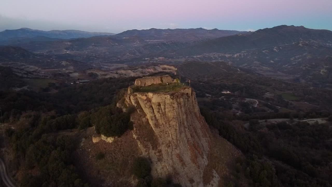 gran roca butte en las montañas de los pirineos en cataluña al atardecer