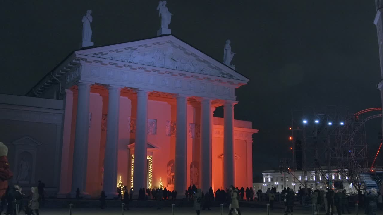 огромный собор, освещенный красными огнями в ночное время