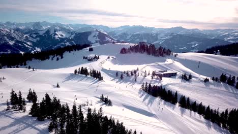 Gente-Esquiando-Y-Haciendo-Snowboard-En-La-Pista-De-Nieve-En-La-Estación-De-Esquí-De-Invierno