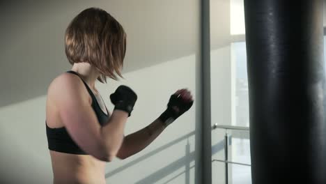 mujer trabajando en el gimnasio