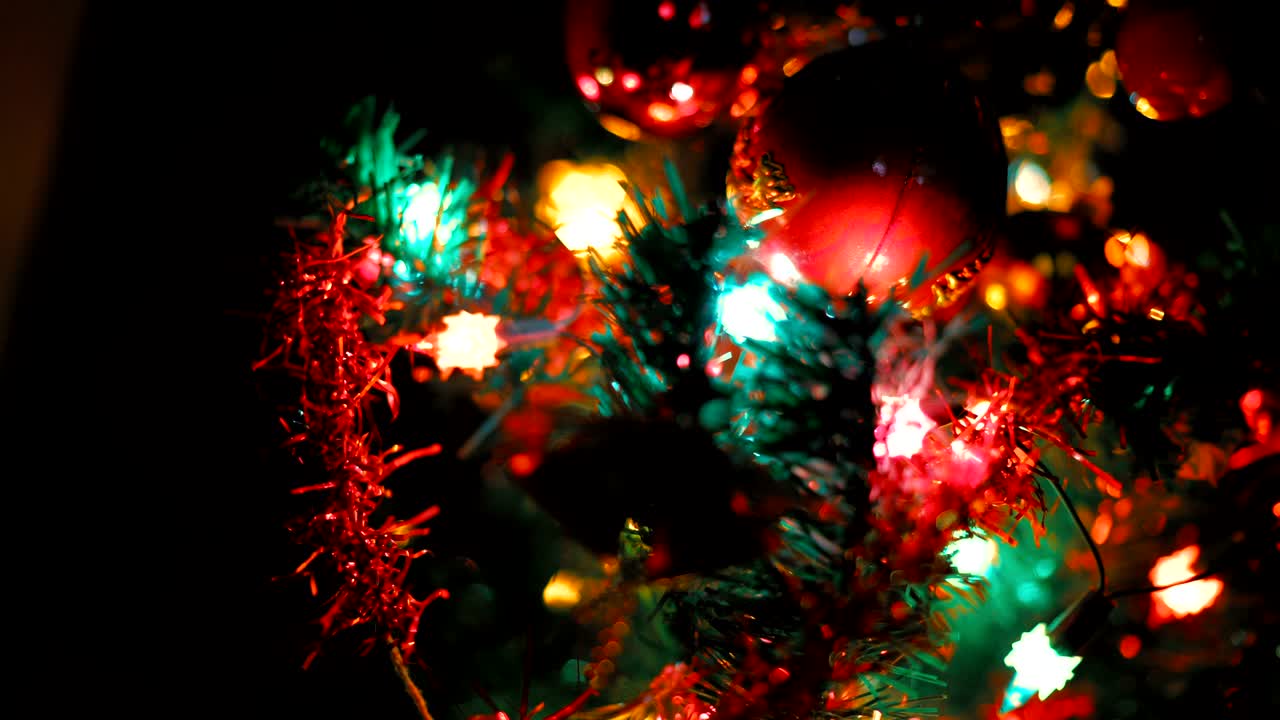 árbol de navidad y luces de navidad, feliz navidad y felices fiestas, árbol de navidad decorado
