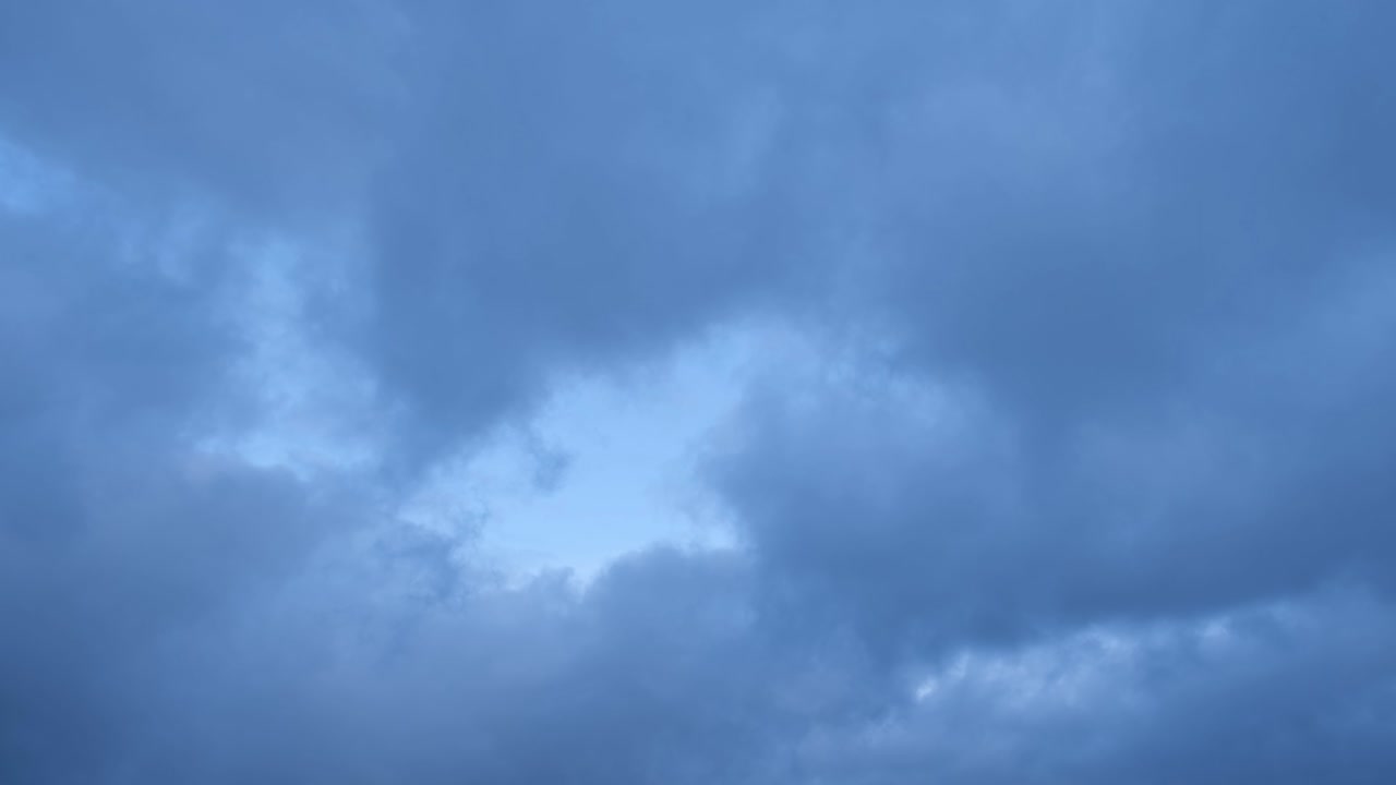 푸른 구름 바탕, 단단한 구름 개.