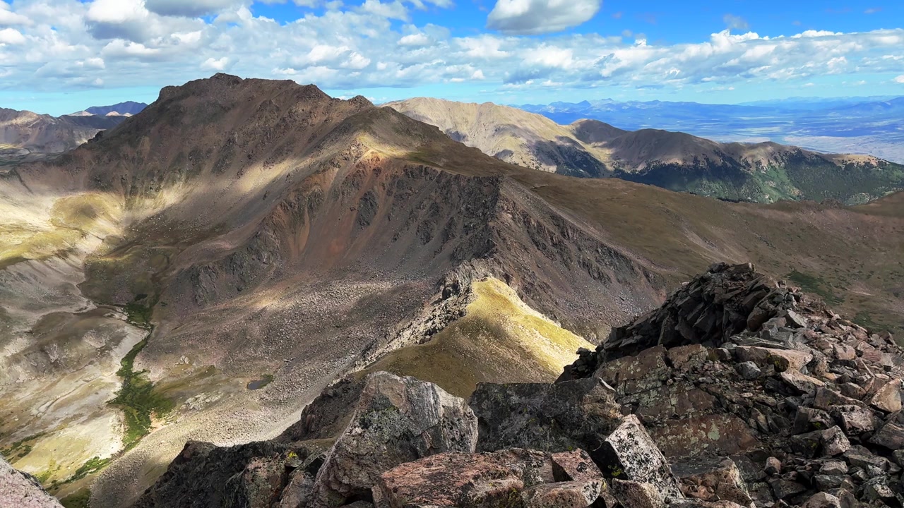 Travessia de caminhada Mount Columbia e Mount Harvard, topo do cume, manhã de verão, céu azul, nuvens, paisagem natural, Sawatch Range, Rocky Mountains, Colorado, 14er, Collegiate Peaks Wilderness, campo de pedregulhos, estático