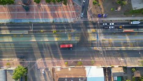 Santa-Rosa-Avenue,-Zentrale-Allee-Von-Santiago-De-Chile,-An-Der-Die-öffentlichen-Verkehrsmittel-Der-Großen-Hauptstadt-Vorbeifahren