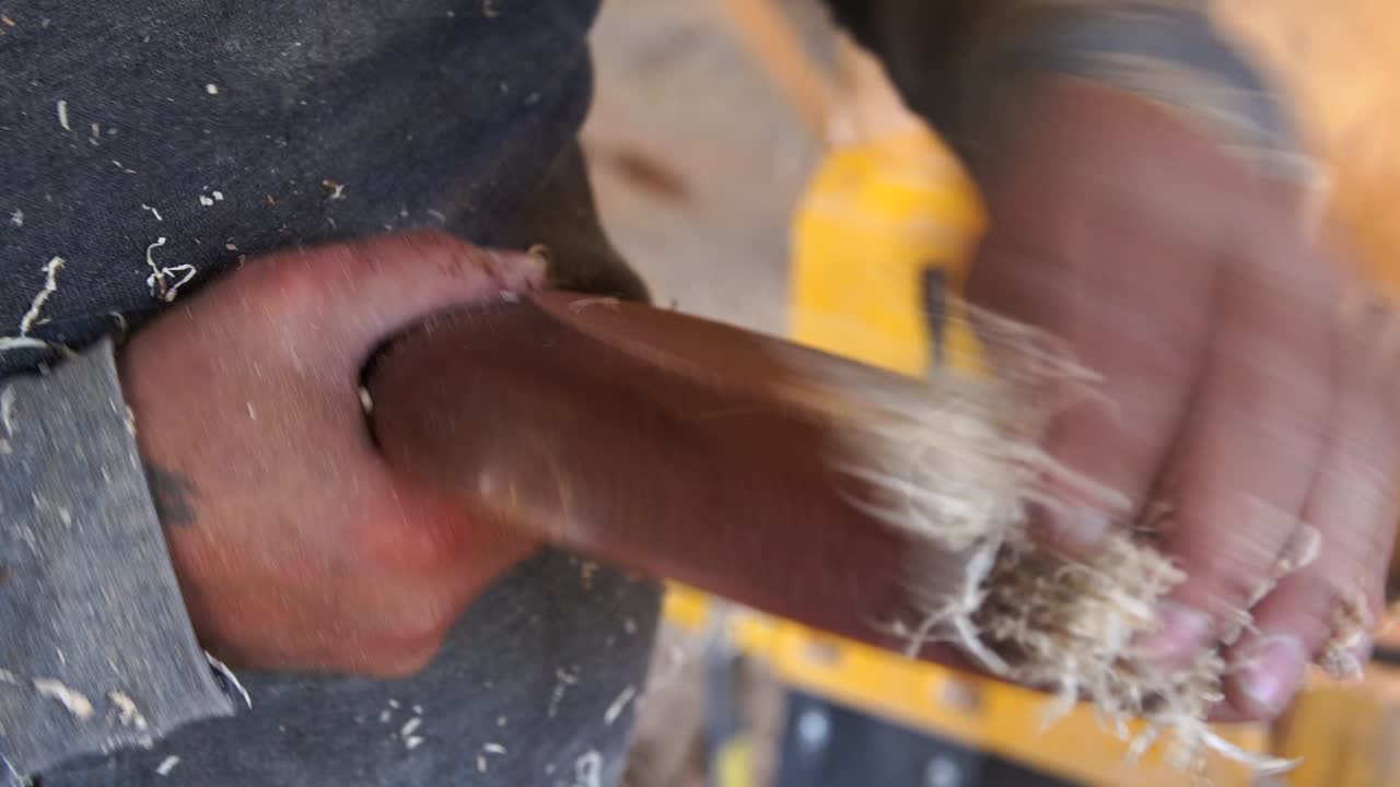 artesano molienda pieza de madera por aserradura.