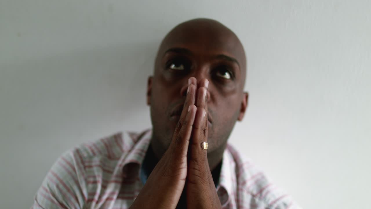 Uomo africano religioso che prega Dio