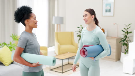 amigos, yoga y mujeres hablando en casa viviendo