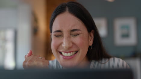 Mujer,-Estudiante-Y-Computadora-Portátil-Para-El-éxito-En-El-Hogar