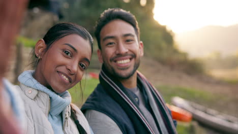 Selfie,-Saludo-Y-Videollamada-Con-Una-Pareja-De-Excursionistas