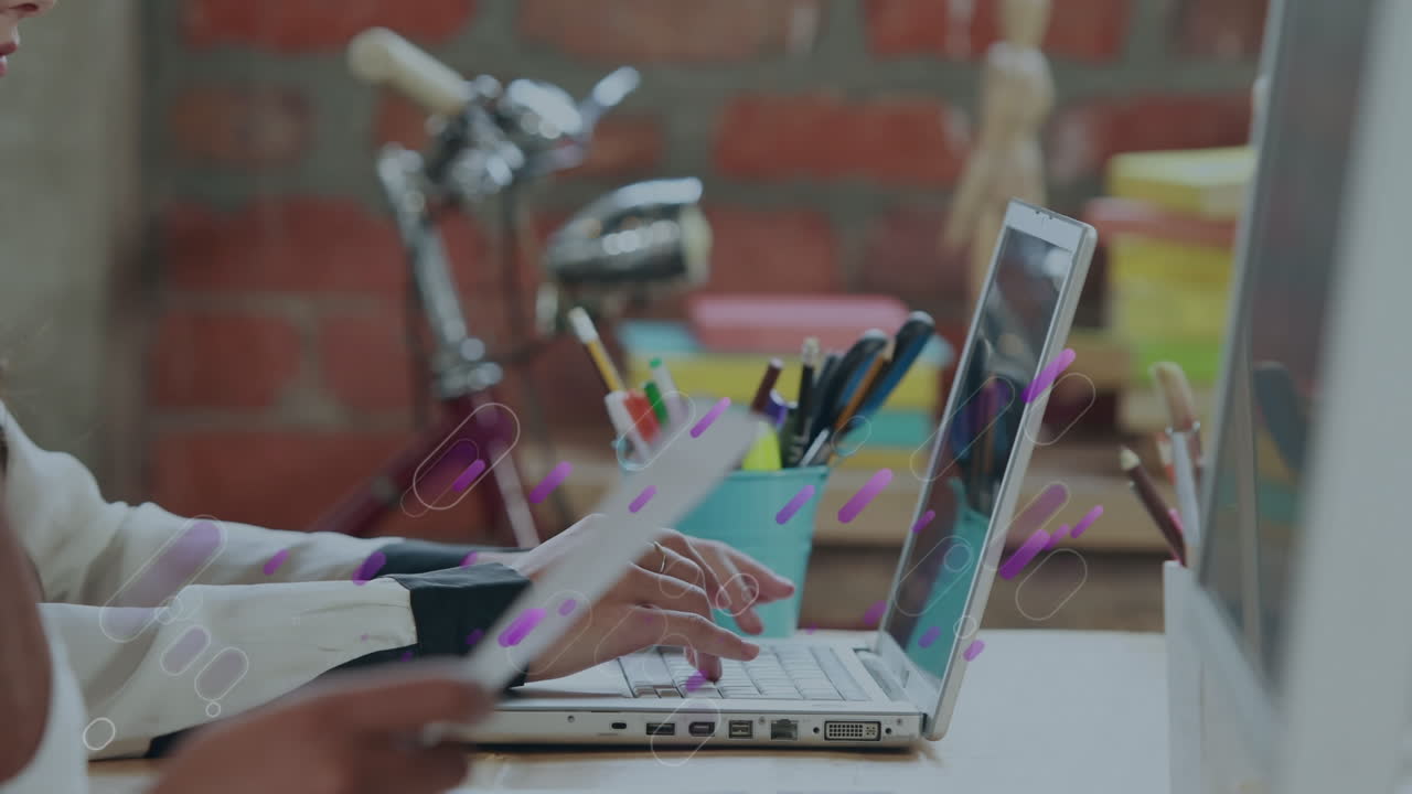 사람 들 을  ⁇ 고 있는 보라색 길 의 애니메이션