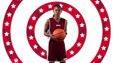 jugadora de baloncesto afroamericana que sostiene una pelota contra las estrellas en círculos giratorios