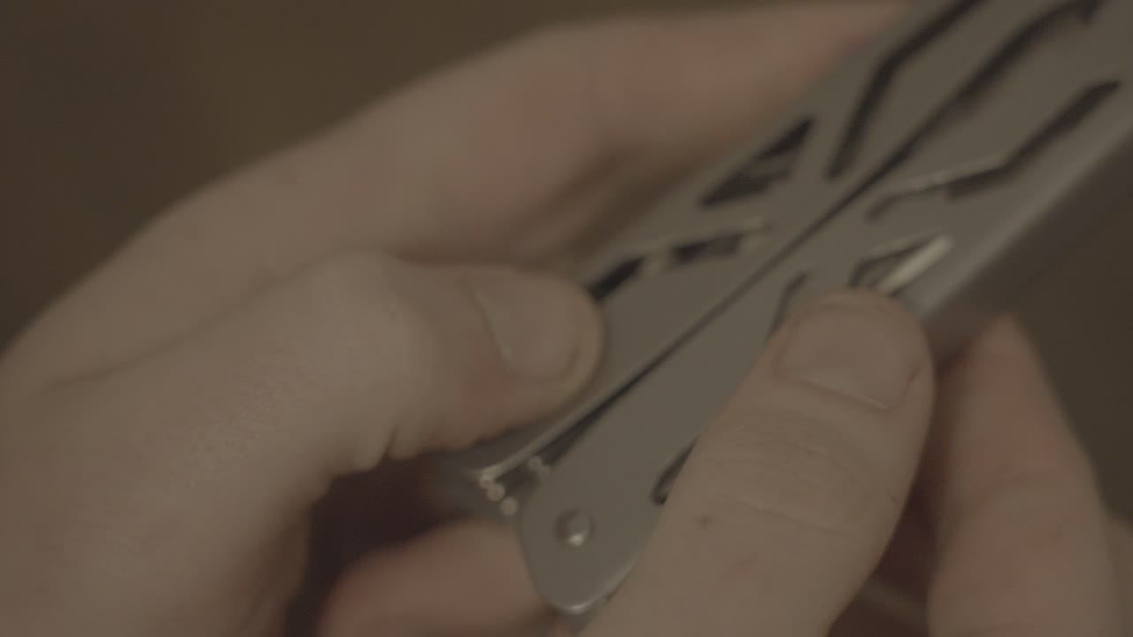 una herramienta múltiple en primer plano y cámara lenta