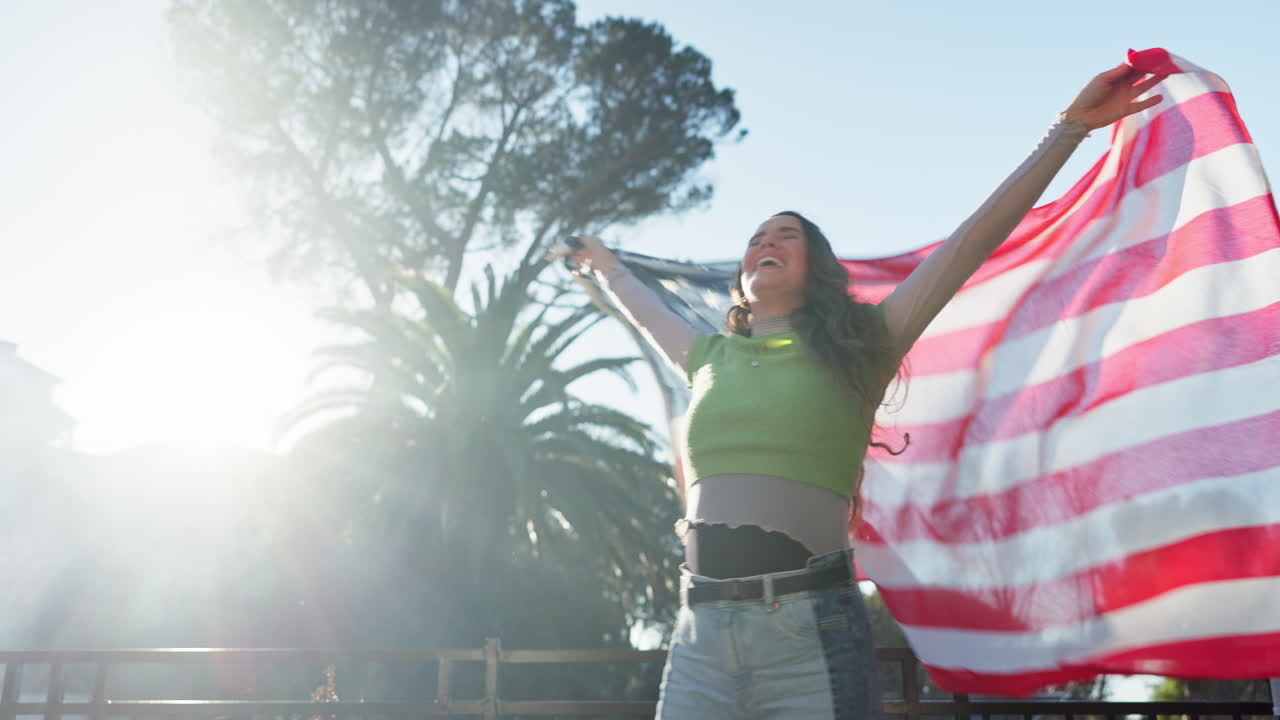 Mujer sosteniendo bandera estadounidense en celebración