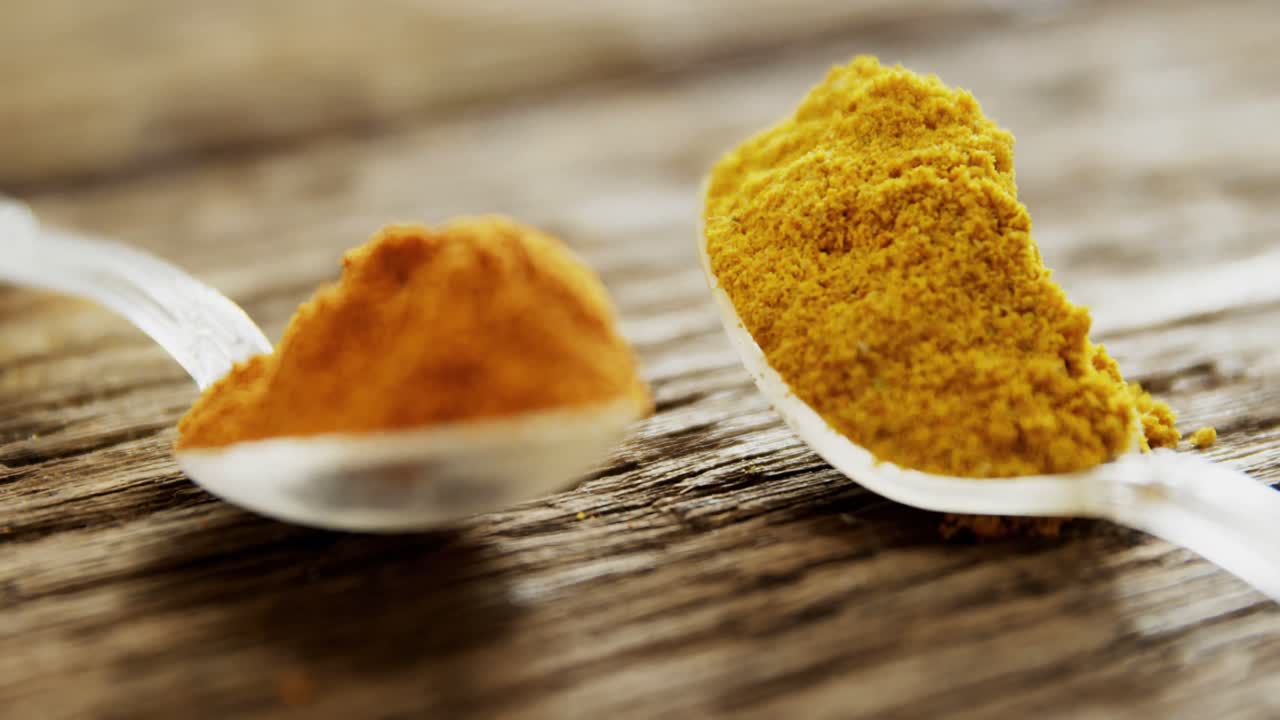 Spice powder in spoon 4k