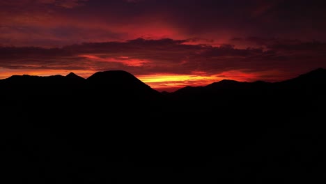 hermoso atardecer tomada por avión no tripulado del monte bromo en java, indonesia, el video fue hecho con el dji mini 3 pro