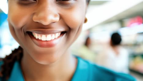 close de uma jovem alegre sorrindo com confiança em um supermercado vibrante, cercado por compradores borrosos no fundo