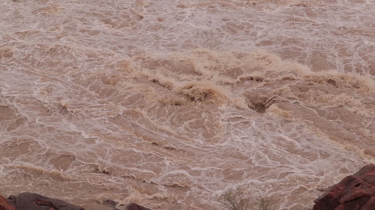 인도 카르나타카에서 폭우가 내린 후 홍수가 바위에 부딪쳤다.