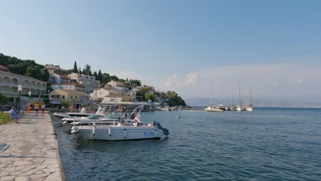 Toma-Panorámica-De-Barcos-Balanceándose-En-El-Antiguo-Puerto-De-Kassiopi,-Corfú,-Grecia