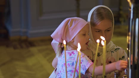 mujer y niño en la iglesia