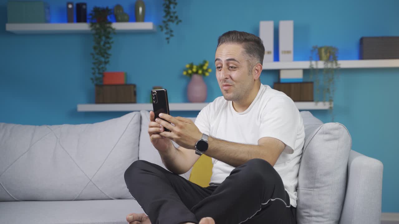 전화하고 있는 남자.