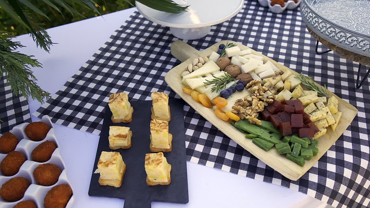 슬로우 모션의 일부 케이터링 제품