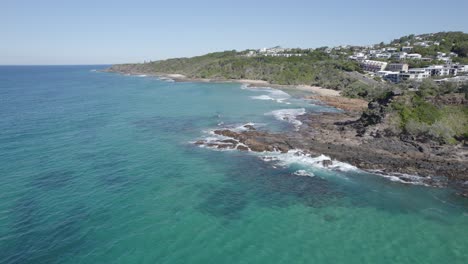 Zerklüftete-Landschaft-Von-Point-Arkwright-In-Yaroomba,-Coolum-Beach,-Sunshine-Coast-Region,-Queensland,-Australien