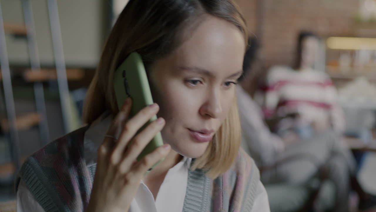 mujer hablando por teléfono en un café