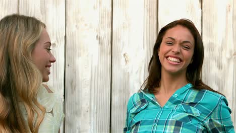 chicas bonitas abrazándose y sonriendo a la cámara